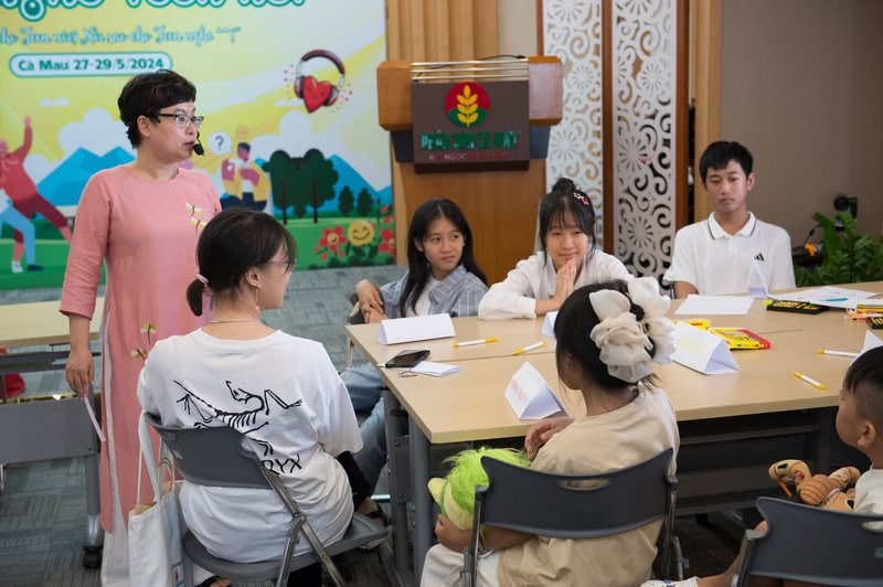 Con em người lao động PVCFC cùng nhau chia sẻ những suy nghĩ tại Chương trình. Ảnh: CĐCS