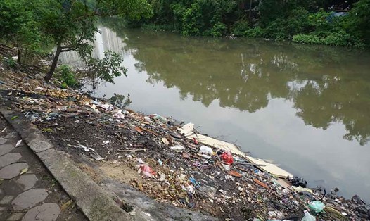Nhiều loại rác thải tập kết ven bờ sông Nhuệ (Hà Nội). Ảnh: Nhật Minh