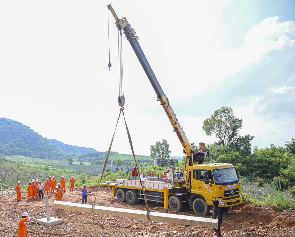 Các đội xung kích triển khai dựng cột tại vị trí 20 trên địa bàn tỉnh Nghệ An. Ảnh: Anh Tuấn