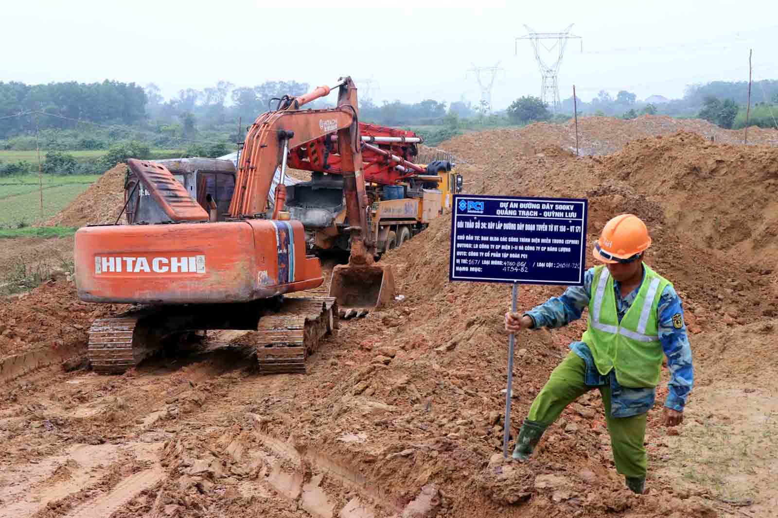 Thi công móng cột dự án đườn dây 500KV mạch 3 tại huyện Cẩm Xuyên, tỉnh Hà Tĩnh. Ảnh: Trần Tuấn.