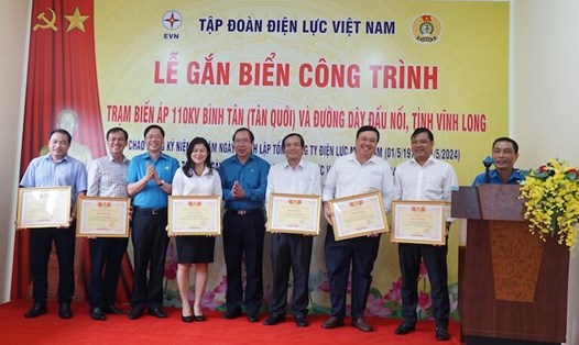 Lãnh đạo Công đoàn Điện lực Việt Nam trao thưởng cho các tập thể và cá nhân. Ảnh: Tâm Lê