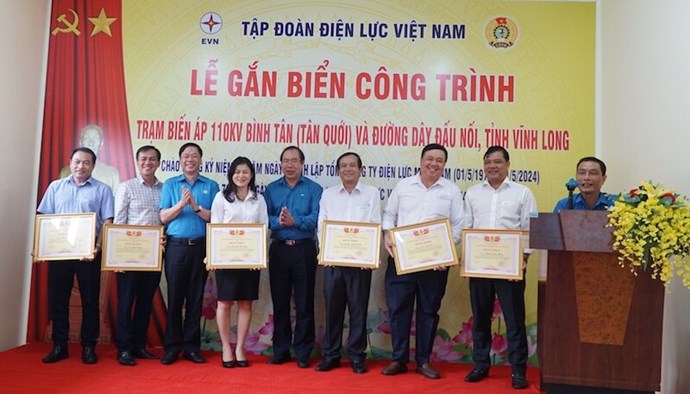 Công đoàn Điện lực Việt Nam khen thưởng 2 tập thể và 6 cá nhân