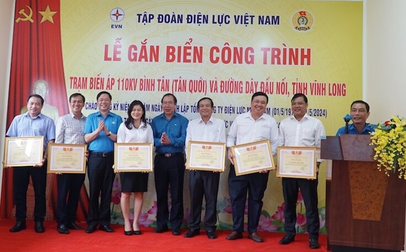 Lãnh đạo Công đoàn Điện lực Việt Nam trao thưởng cho các tập thể và cá nhân. Ảnh: Tâm Lê