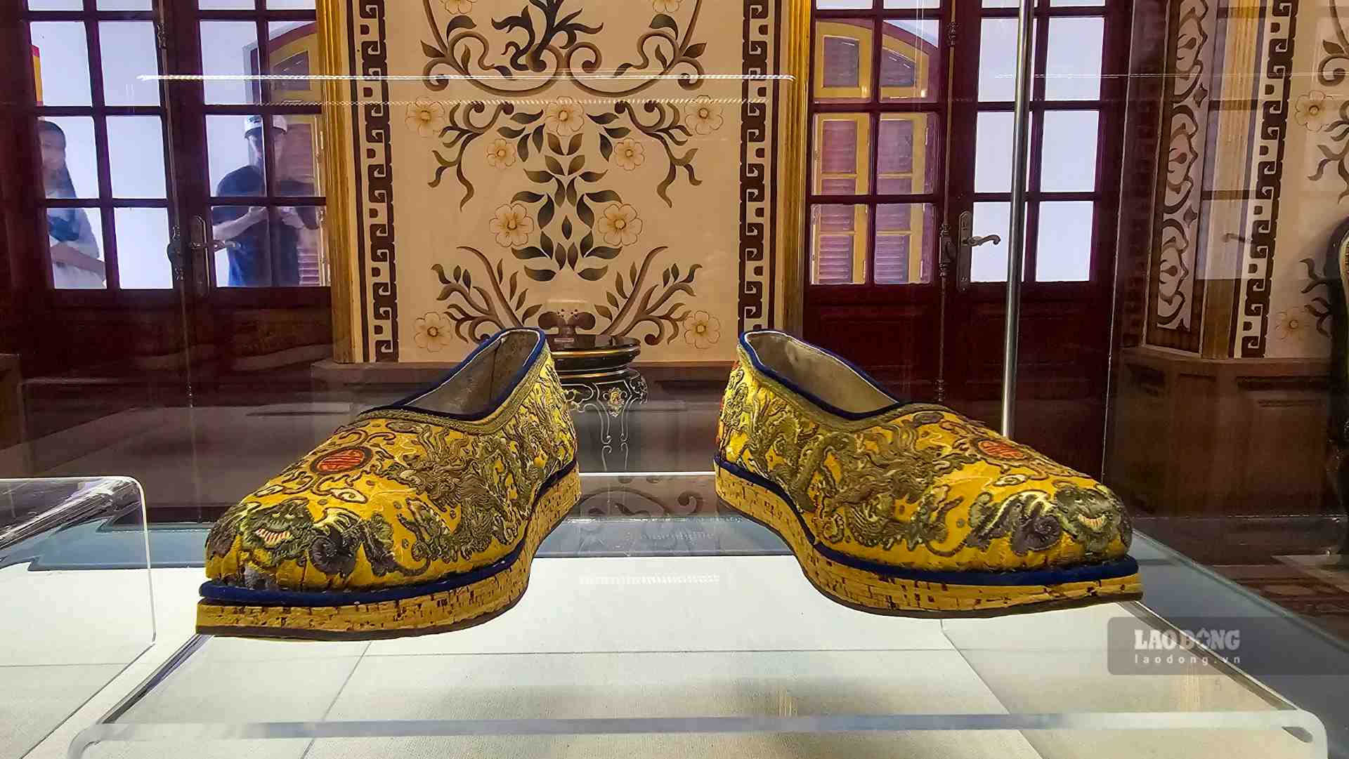 Cận cảnh đôi giày của vua Bảo Đại bên trong  điện Kiến Trung. 