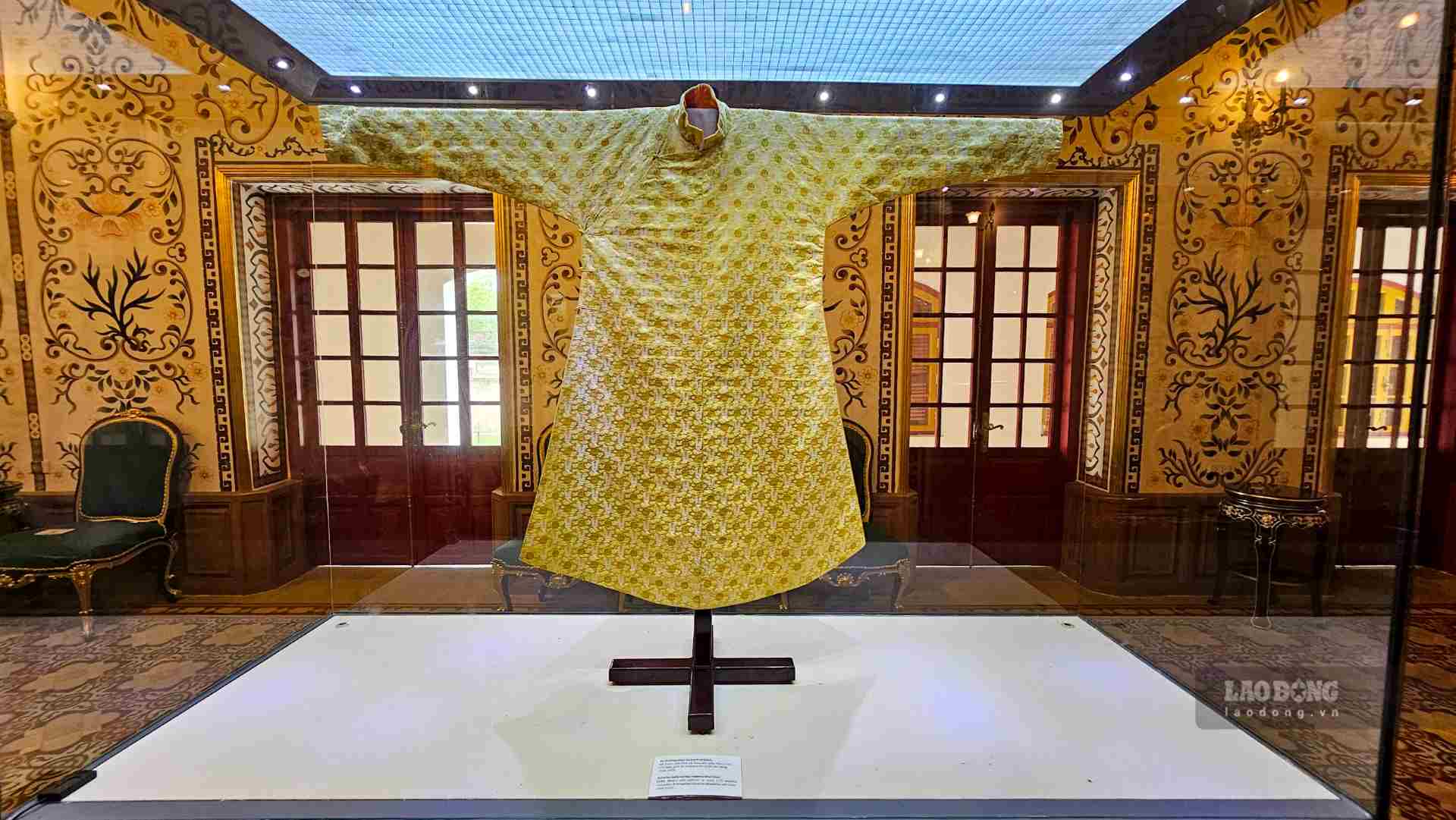 Áo thường phục của vua Khải Định, được làm từ vải đoạn, dệt chìm các hoa văn. 