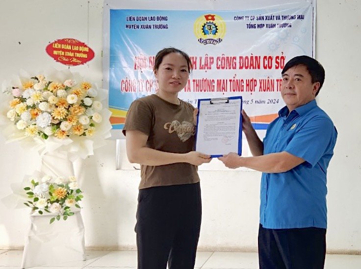 Ông Phạm Văn Việt - Phó Chủ tịch LĐLĐ huyện Xuân Trường trao Quyết định thành lập công đoàn cơ sở. Ảnh: CĐNĐ