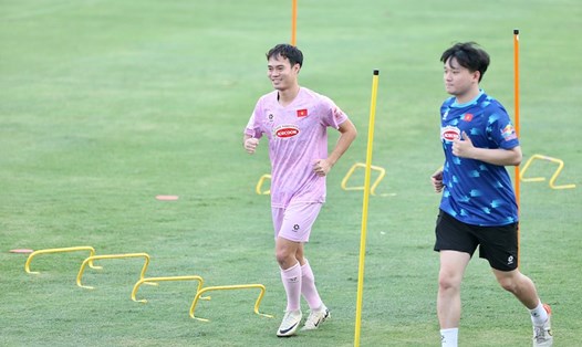 Tiền đạo Văn Toàn nỗ lực cạnh tranh vị trí dưới thời huấn luyện viên Kim Sang-sik. Ảnh: Trung Thu