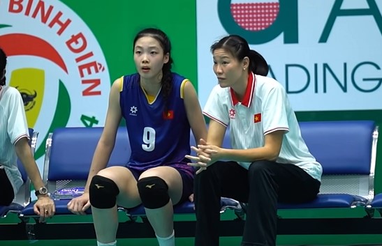 Cựu tuyển thủ Nguyễn Thị Ngọc Hoa (phải) là huấn luyện viên trưởng đội bóng chuyền nữ trẻ Long An. Ảnh cắt từ video