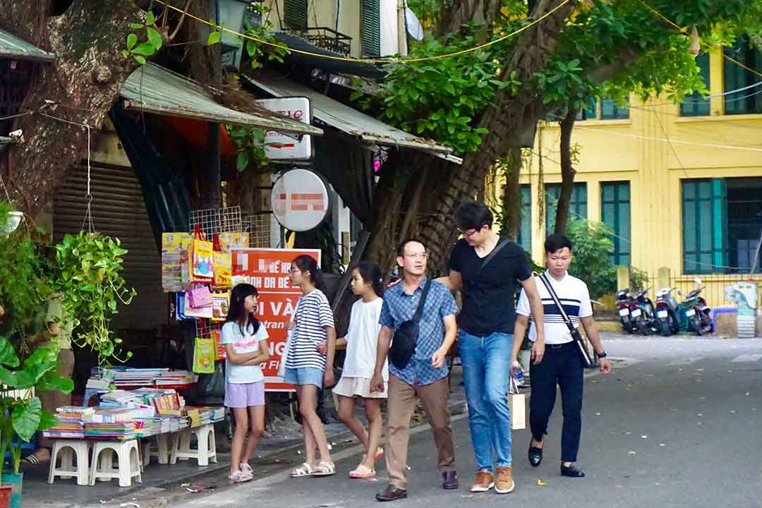 Vỉa hè tại phố Nguyễn Xí bị chiếm dụng làm nơi trưng bày hàng hoá. Ảnh: Nhật Minh