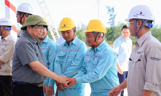 Thủ tướng Chính phủ Phạm Minh Chính thăm hỏi cán bộ, kỹ sư, công nhân, người lao động. Ảnh: Nhật Bắc/VGP