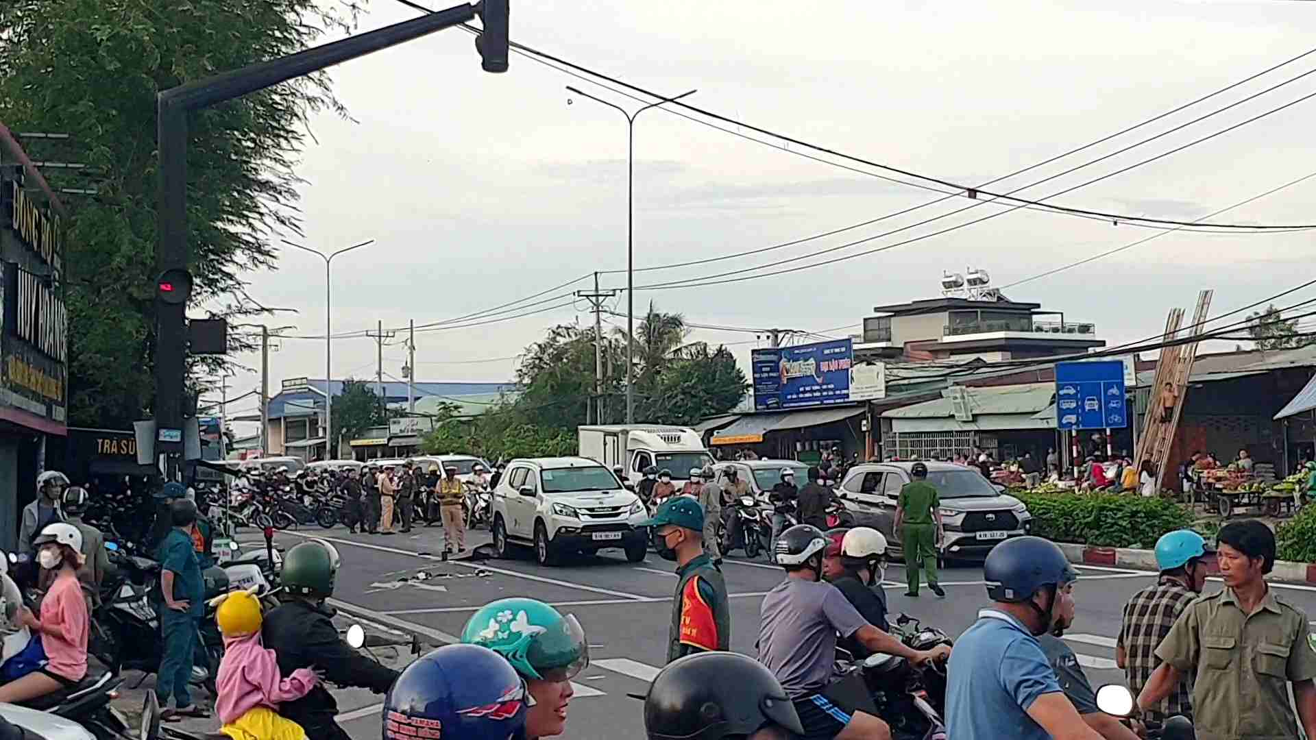 Hiện trường vụ xe máy tông đuôi ô tô khiến 2 thanh niên thương vong. Ảnh: Dương Bình