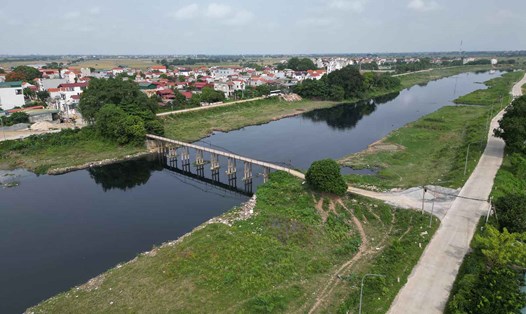 Cây cầu dài gần 30m nối 2 bờ sông Nhuệ (xã Văn Hoàng, Phú Xuyên, Hà Nội). Ảnh: Hữu Chánh