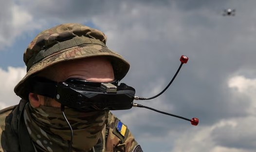 Một lính thủy quân lục chiến Ukraina tham gia khóa huấn luyện bay bằng máy bay không người lái FPV. Ảnh: AFP