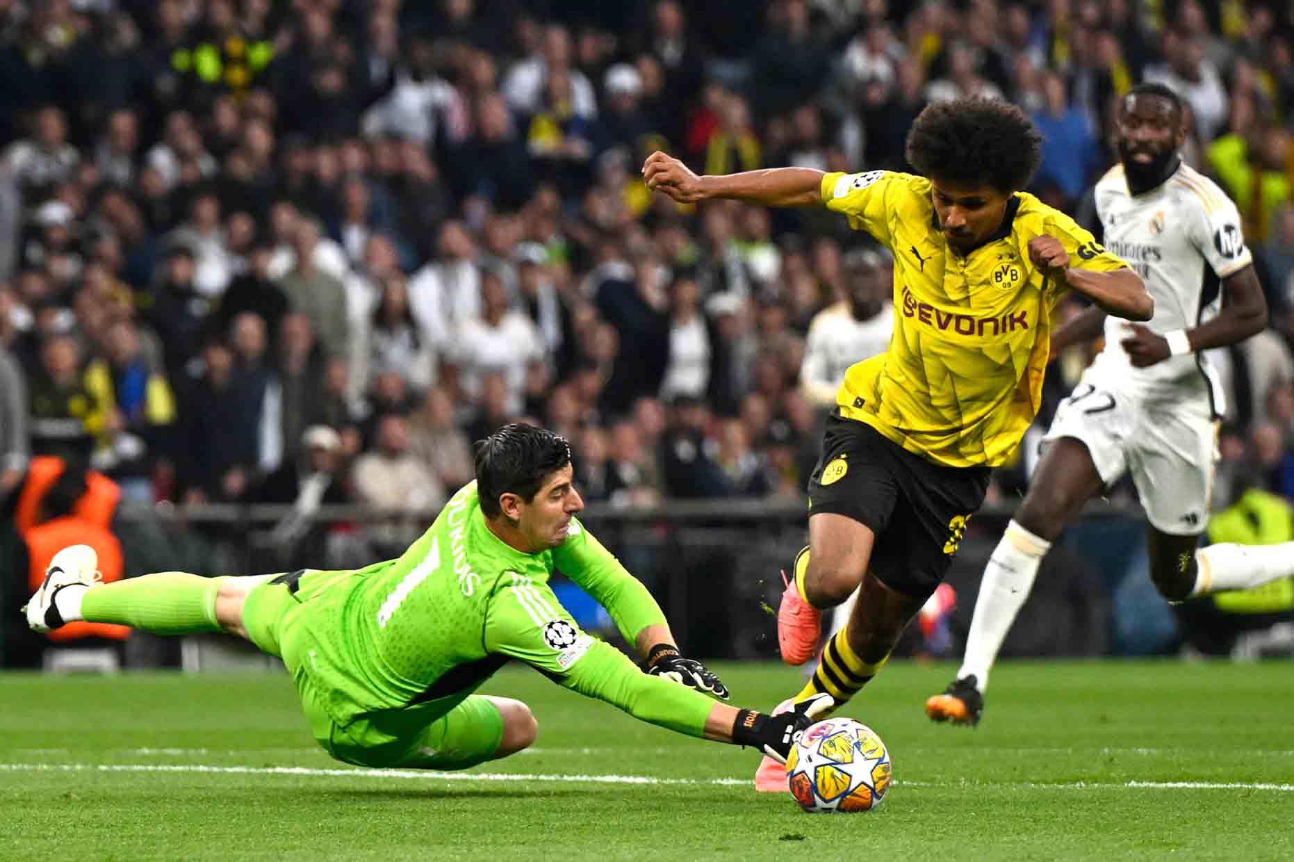 Khoảnh khắc hú hồn nhưng cũng phần nào chứng minh đẳng cấp vượt trội của Thibaut Courtois. Ảnh: AFP