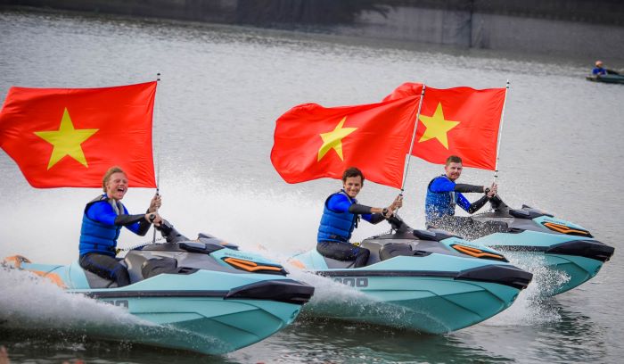 Hình ảnh cờ đỏ sao vàng đầy tự hào trong show diễn “Awaken River”. Ảnh Sun 