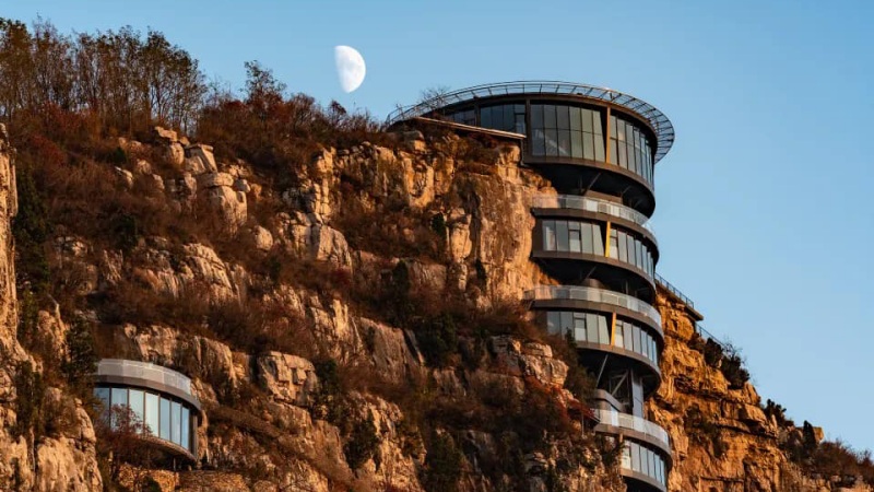 Hình ảnh khách sạn cheo leo trên núi khiến du khách thích thú. Ảnh: Trip