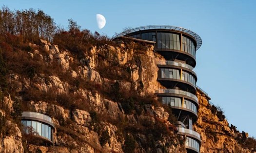 Hình ảnh khách sạn cheo leo trên núi khiến du khách thích thú. Ảnh: Trip