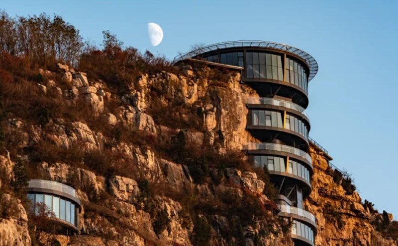 Hình ảnh khách sạn cheo leo trên núi khiến du khách thích thú. Ảnh: Trip