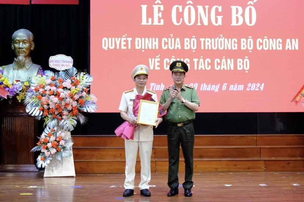 Trao quyết định bổ nhiệm Đại tá Nguyễn Xuân Thao giữ chức Giám đốc Công an tỉnh Hà Tĩnh. Ảnh: Công an Hà Tĩnh.