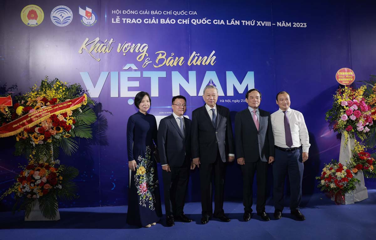 Chủ tịch nước Tô Lâm, Phó Thủ tướng Chính phủ Trần Lưu Quang tại lễ trao Giải Báo chí Quốc gia lần thứ XVIII - năm 2023. Ảnh: Hải Nguyễn
