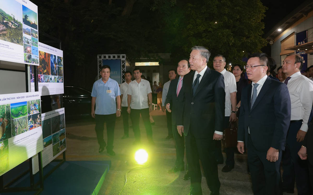 Chủ tịch nước Tô Lâm và các đại biểu tham quan triển lãm tại lễ trao giải. Ảnh: Hải Nguyễn