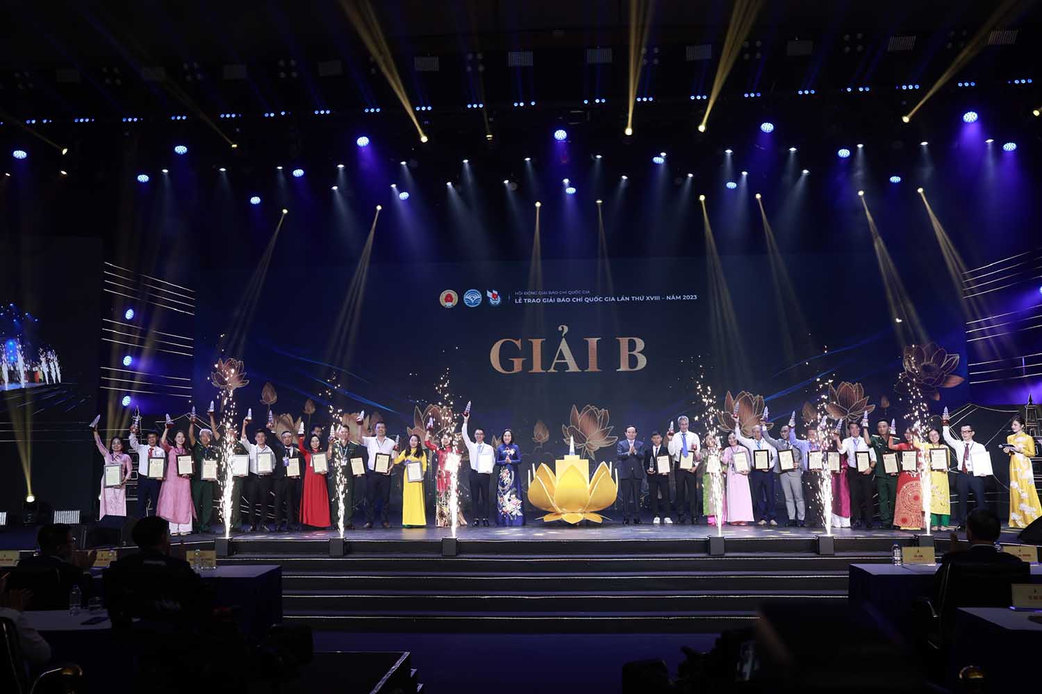 Phó Thủ tướng Chính phủ Trần Lưu Quang và Phó Chủ tịch Quốc hội Nguyễn Thị Thanh trao giải cho các tác giả, nhóm tác giả đoạt giải B. Ảnh: Hải Nguyễn