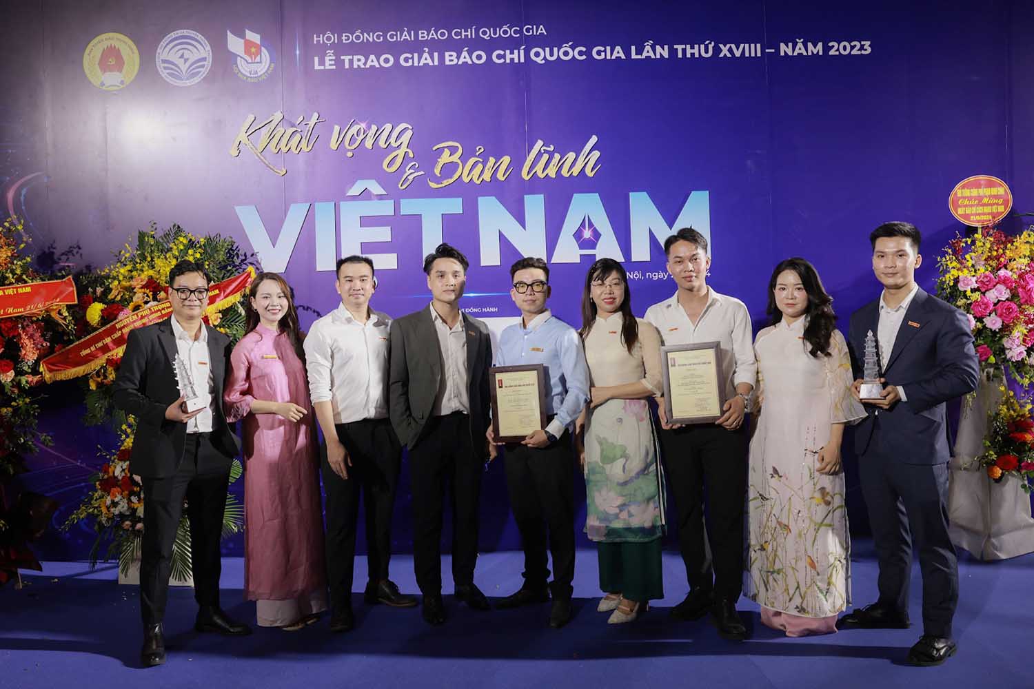 Các phóng viên Báo Lao Động đoạt giải Báo chí quốc gia lần thứ XVIII. Ảnh: Hải Nguyễn