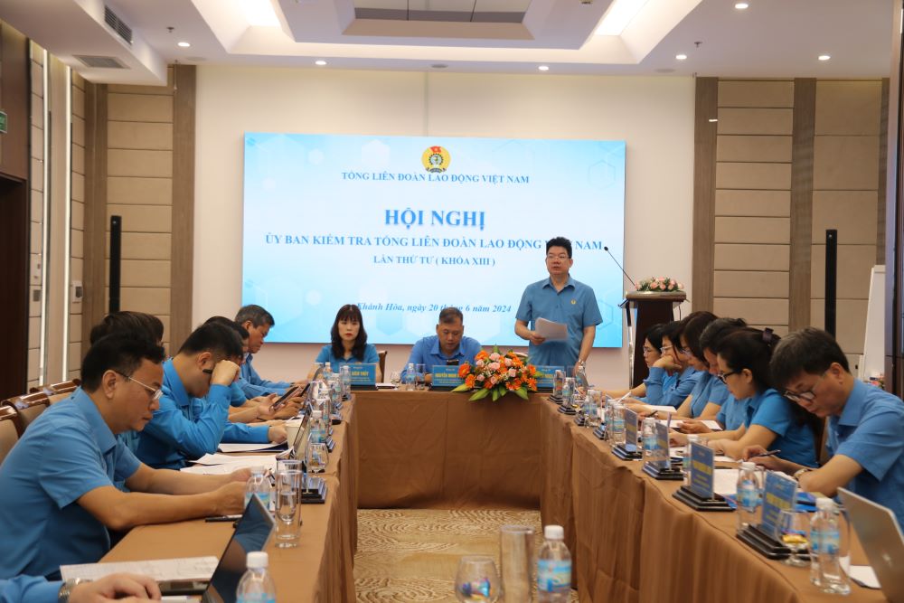 Các đại biểu thông qua dự thảo báo cáo kết quả hoạt động kiểm tra, giám sát Công đoàn 6 tháng đầu năm 2024. Ảnh: P.Linh