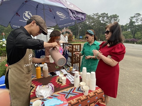 Du khách thưởng thức cà phê xứ lạnh Măng Đen. Ảnh: Thanh Tuấn