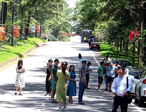 Du khách đến Măng Đen. Ảnh: Thanh Tuấn