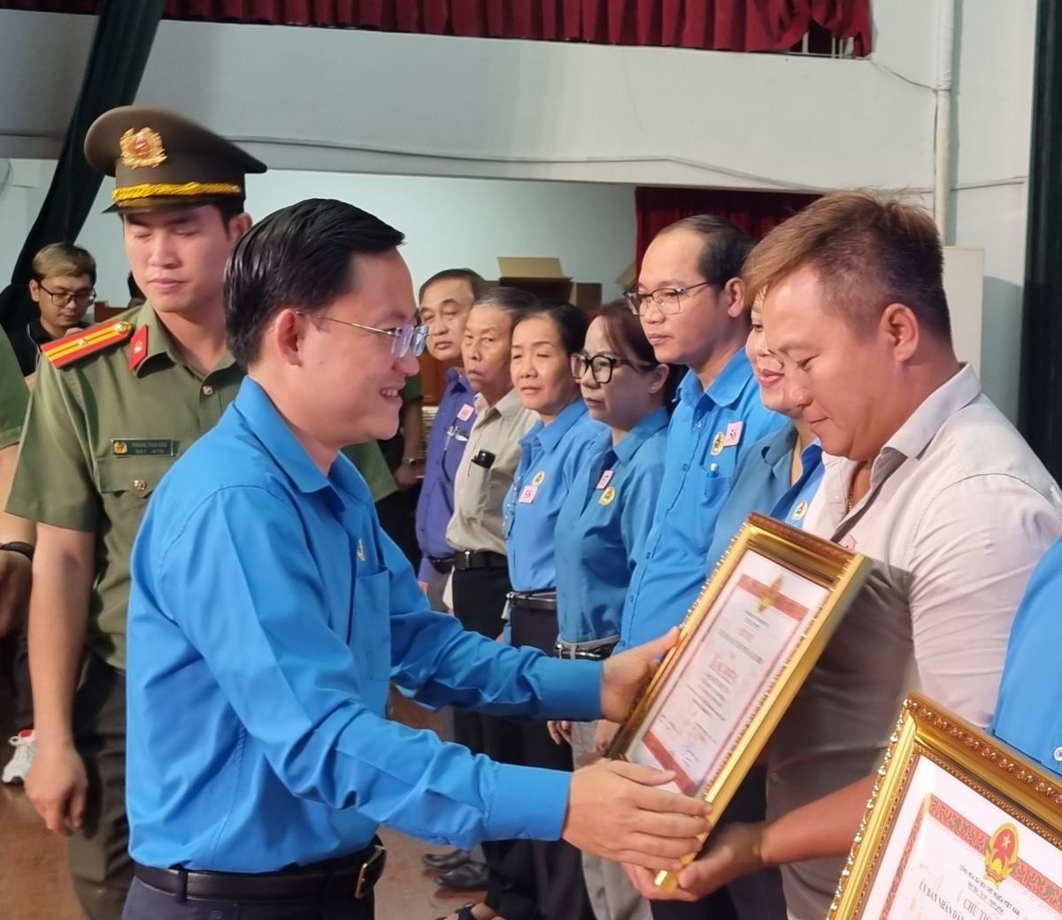 Ông Phùng Thái Quang - Phó Chủ tịch LĐLĐ TPHCM - tặng giấy khen cho các tập thể, cá nhân có thành tích tốt trong phong trào bảo vệ an ninh Tổ quốc. Ảnh: Nam Dương