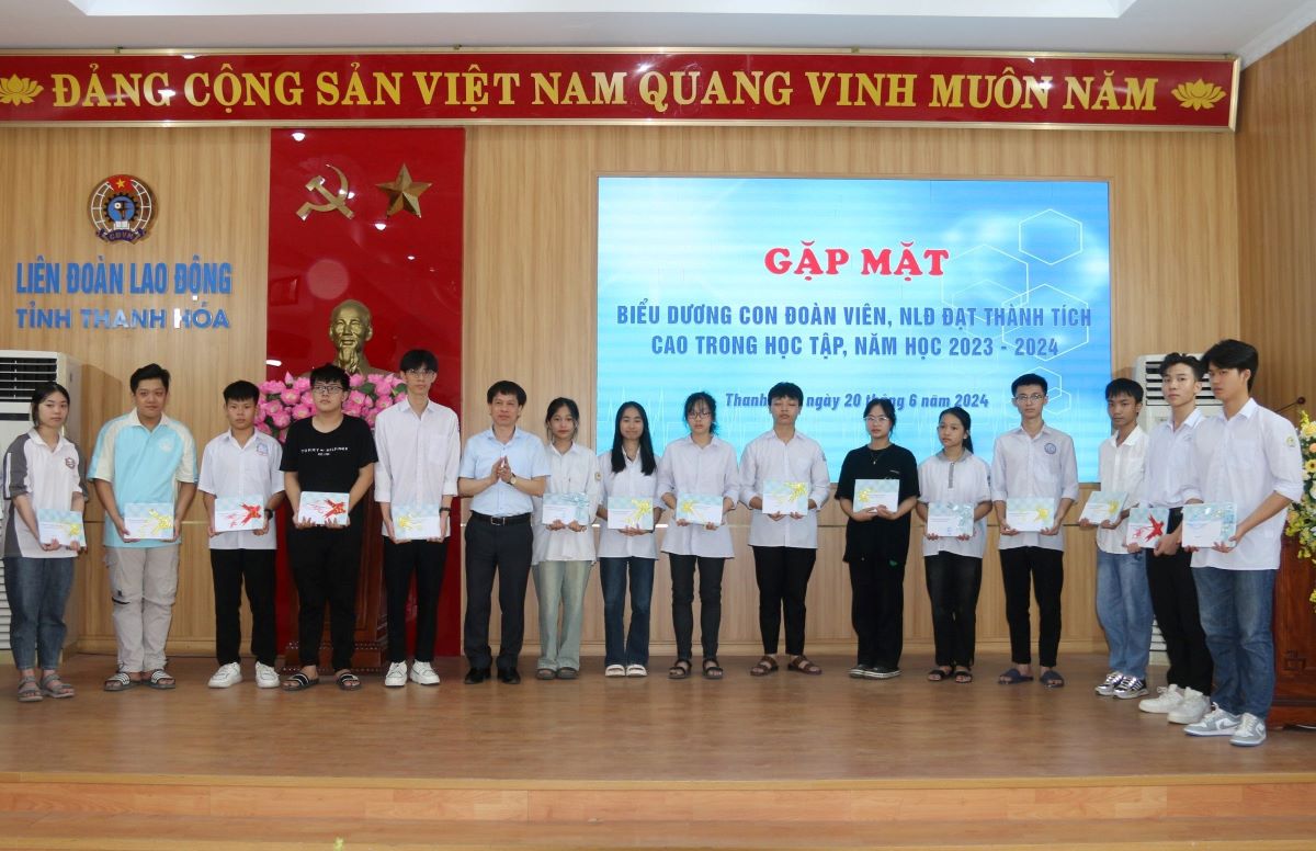 Đại diện lãnh đạo LĐLĐ tỉnh Thanh Hóa trao thưởng cho các học sinh có thành tích học tập xuất sắc. Ảnh: Quách Du