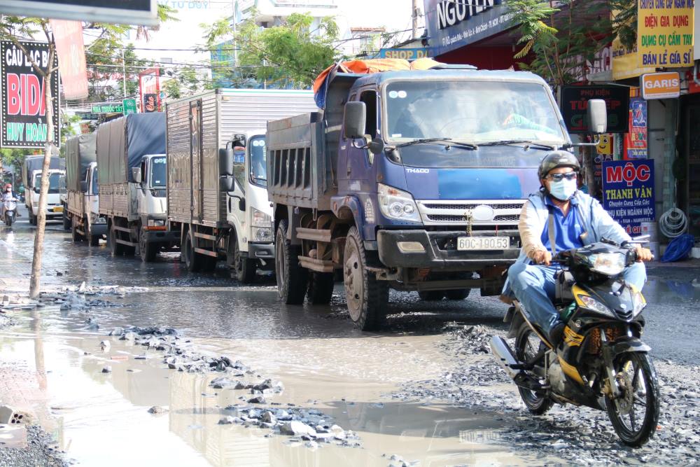 Một đoạn đường trên địa bàn huyện Bình Chánh, TPHCM bị hư hỏng vào cuối tháng 5.2024. Ảnh: Anh Tú