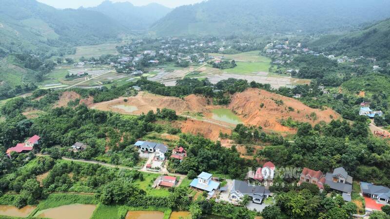 Mỏ sắt Cù Vân vẫn chưa hoàn thổ sau 2 năm đóng cửa. Ảnh: Lam Thanh