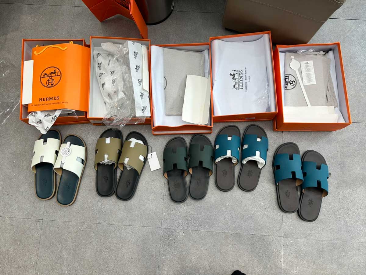 Hàng hóa có dấu hiệu giả mạo nhãn hiệu Hermès và hình được trưng bày tại cơ sở kinh doanh. Ảnh: Cục QLTT tỉnh Thái Bình