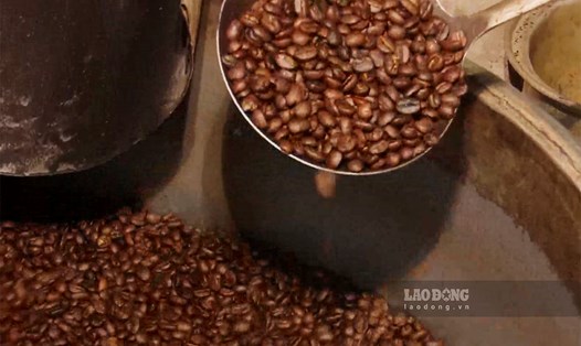 Cà phê Arabica Mường Ảng, Điện Biên được rang thủ công bằng than củi theo phương pháp truyền thống để giữ trọn vẹn hương vị. Ảnh: Quang Đạt.