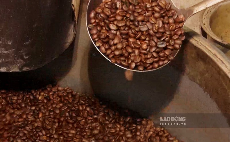 Cà phê Arabica Mường Ảng, Điện Biên được rang thủ công bằng than củi theo phương pháp truyền thống để giữ trọn vẹn hương vị. Ảnh: Quang Đạt.