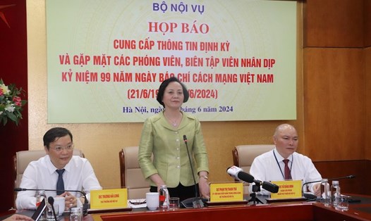 Bộ trưởng Bộ Nội vụ Phạm Thị Thanh Trà phát biểu tại buổi họp báo. Ảnh: Trần Vương.