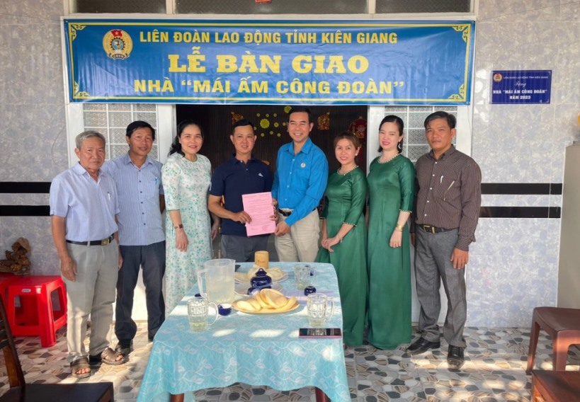 Bàn giao nhà Mái ấm Công đoàn cho đoàn viên. Ảnh: LĐLĐ TP Phú Quốc