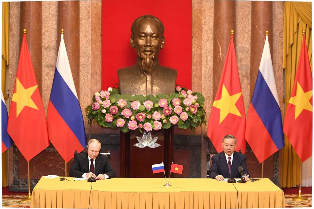 Chủ tịch nước Tô Lâm và Tổng thống Nga Vladimir Putin chủ trì họp báo sau hội đàm. Ảnh: Hải Nguyễn