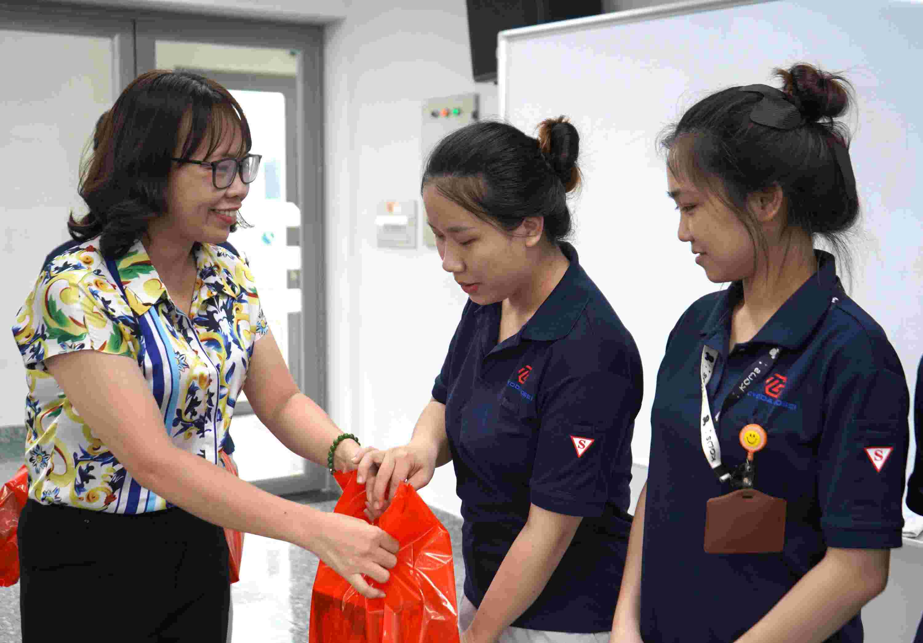 Đại diện Quỹ Tấm lòng Vàng Lao Động tặng quà công nhân lao động. Ảnh: Mai Dung