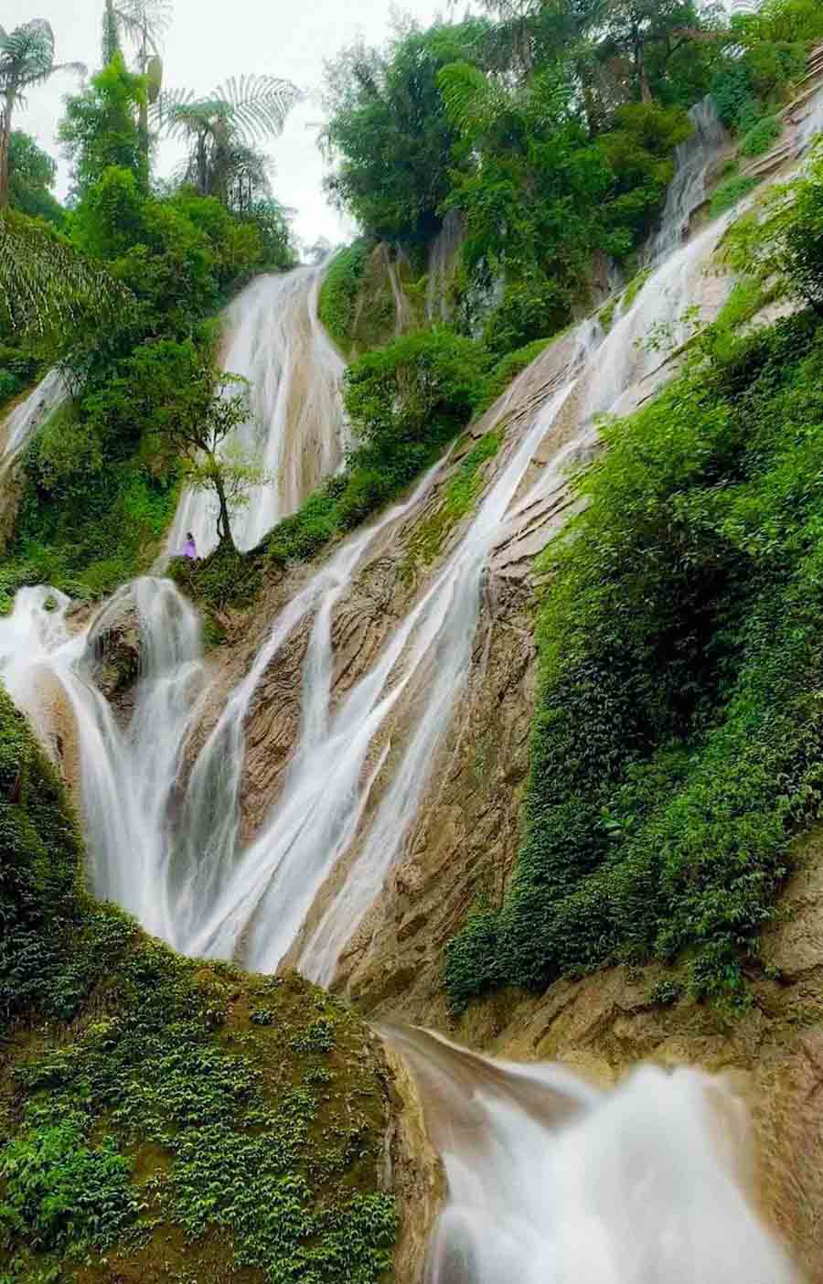 Dòng nước chảy bọt tung trắng xoá từ trên cao. Ảnh: Nguyễn Thị Thủy 