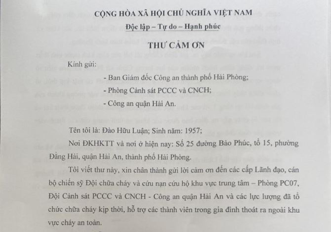 Người dân gửi thư cảm ơn lực lượng PCCC Công an Hải Phòng. Ảnh: Bộ Công an