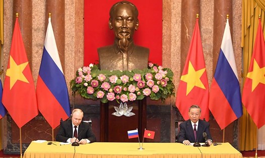 Chủ tịch nước Tô Lâm và Tổng thống Nga Vladimir Putin chủ trì họp báo chung. Ảnh: Hải Nguyễn