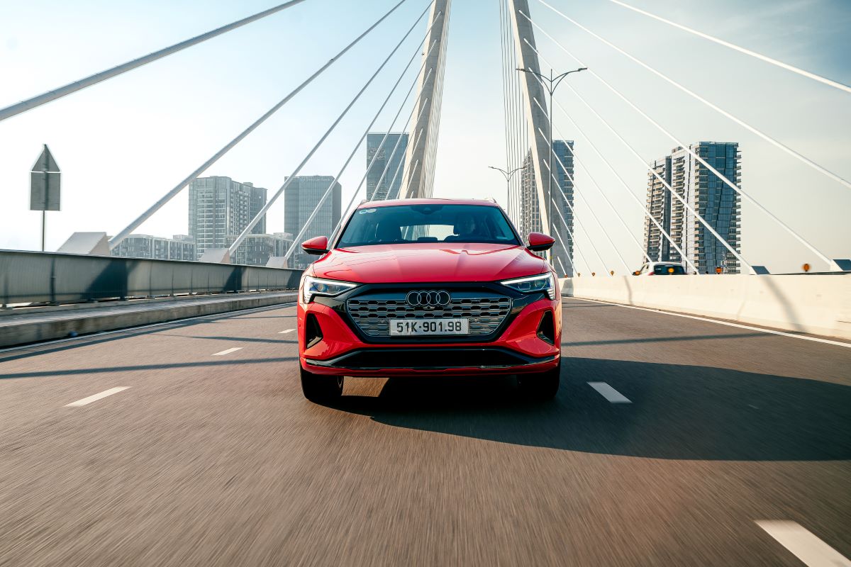 Audi Q8 e-tron nổi bật trong cuộc cách mạng công nghệ "xe xanh" với động cơ điện và pin được tối ưu hóa hiệu suất và tầm hoạt động. Ảnh: Audi Việt Nam