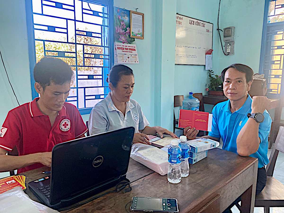 Anh Cao Phương Bình (áo màu xanh) được khám sàng lọc trước khi hiến máu. Ảnh: LĐLĐ Tuy Phong