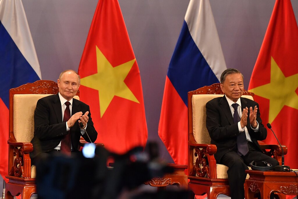  Chủ tịch nước Tô Lâm và Tổng thống Vladimir Putin gặp gỡ lãnh đạo Hội hữu nghị Việt - Nga và các thế hệ cựu sinh viên Việt Nam từng học tại Nga. Ảnh: Hải Nguyễn 