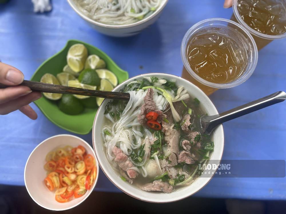 Phở Khôi Hói nổi tiếng vì hương vị thơm ngon, không thay đổi suốt hơn 20 năm. Ảnh: Michelin Guide