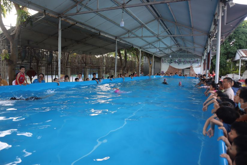 Con đoàn viên Công đoàn Viên chức tỉnh Nghệ An tham dự lớp dạy bơi miễn phí tại Nhà Văn hóa Lao động tỉnh. Ảnh: Quang Đại