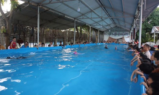 Con đoàn viên Công đoàn Viên chức tỉnh Nghệ An tham dự lớp dạy bơi miễn phí tại Nhà Văn hóa Lao động tỉnh. Ảnh: Quang Đại